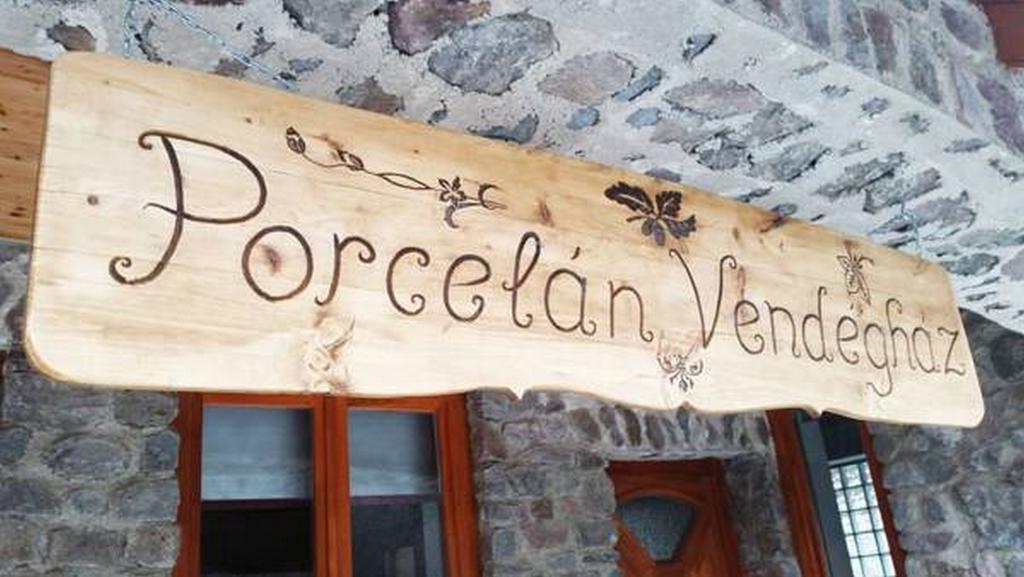 Porcelan Vendeghaz * Hollohaza